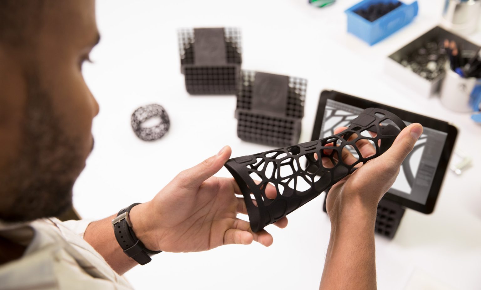 hp 3dprinting orthose and person cropped
